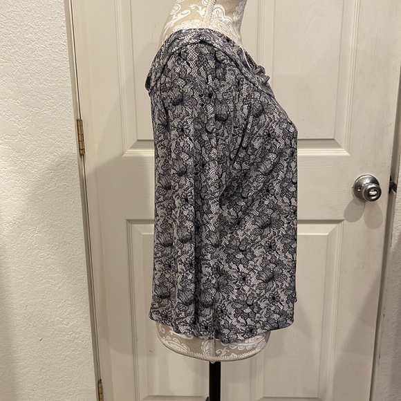 David Wayne Black and White Flowered Shoulder/Off Shoulder Top - Picture 2 of 8